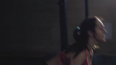 Spor salonunda halter kaldırma dışarı çalışan spor kadın