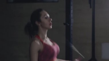 Kadın spor salonunda ip atlama egzersiz yapmak