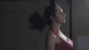 Kadın spor salonunda ip atlama egzersiz yapmak