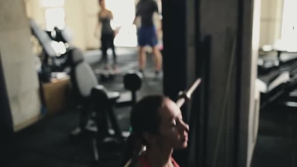 Deporte mujer sentadilla con barra en el gimnasio — Vídeos de Stock