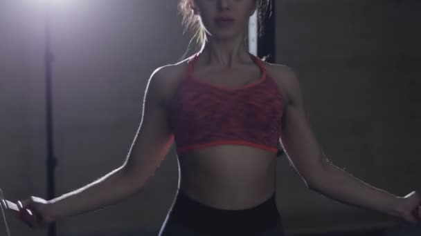 Vrouw maken oefening springen touw in sportschool — Stockvideo