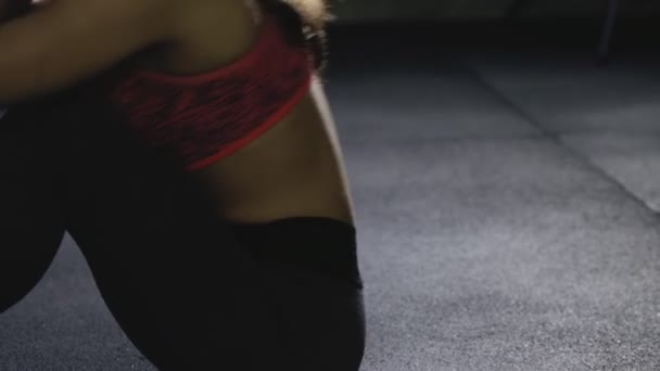 Årets idrottskvinna gör situps i gym — Stockvideo