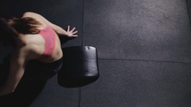 Sporcumuz situps spor salonunda, üstten görünüm yapıyor