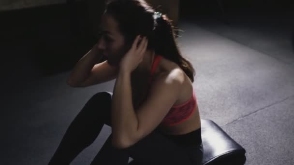 Sportovkyně dělá situps v tělocvičně — Stock video