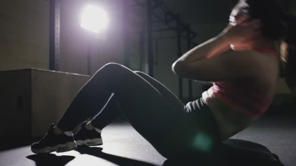 Årets idrottskvinna gör situps i gym — Stockvideo