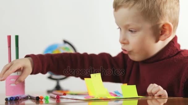 Kleine jongen spelen de aap met markeringen op witte achtergrond — Stockvideo