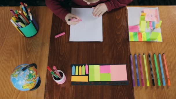 Malý chlapec vzdělání - malování na papír, horní pohled — Stock video