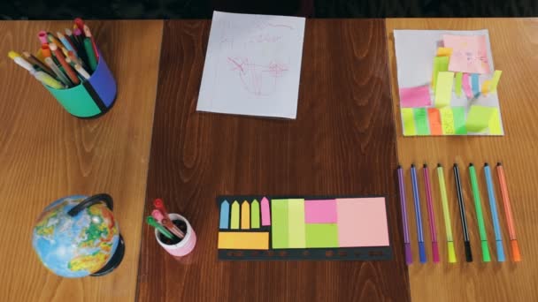Educação de garotinho - pintura em papel, vista superior — Vídeo de Stock