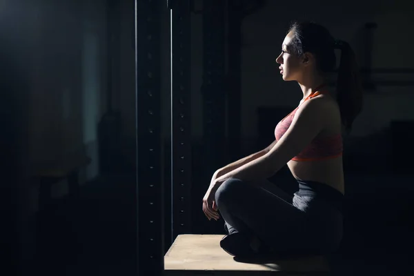 Vrouw zitten in de sportschool — Stockfoto