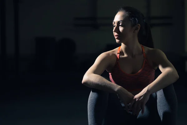 Kvinna sitter i gym — Stockfoto