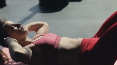 Sporcumuz situps spor salonunda yapıyor