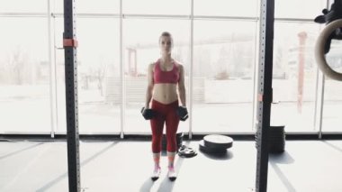 İçinde jimnastik salonu kadın dumbbell ile gitmek