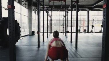İçinde jimnastik salonu kadın dumbbell ile gitmek
