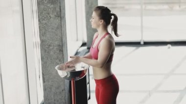 Güçlü kadın spor salonunda yatay çubuğu'nda eğitim