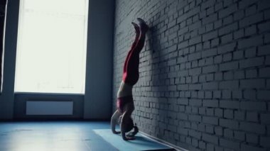 Ellerinin üstünde duran kadın push up