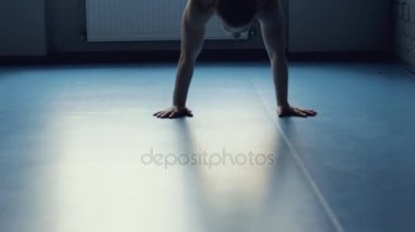 Fitness merkezinde silah üzerinde yürüyen kadın