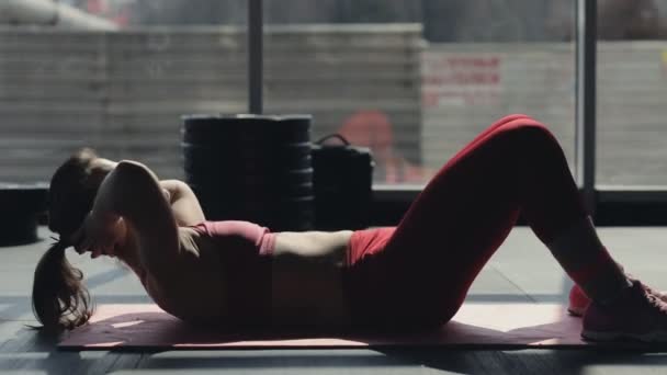 Sportswoman facendo situp in palestra — Video Stock