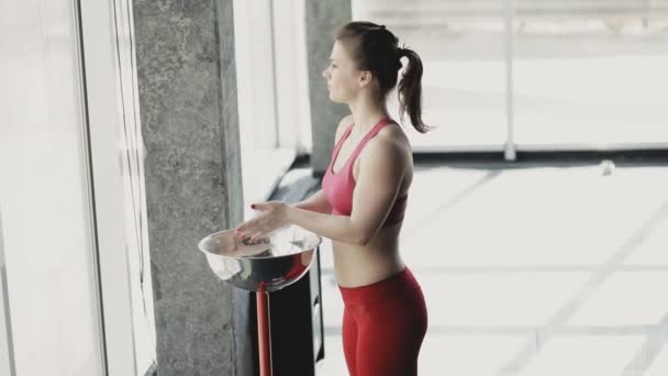 Entrenamiento de mujer fuerte en barra horizontal en el gimnasio — Vídeos de Stock