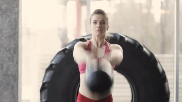 Aby žena cvičení s hmotností v tělocvičně — Stock video