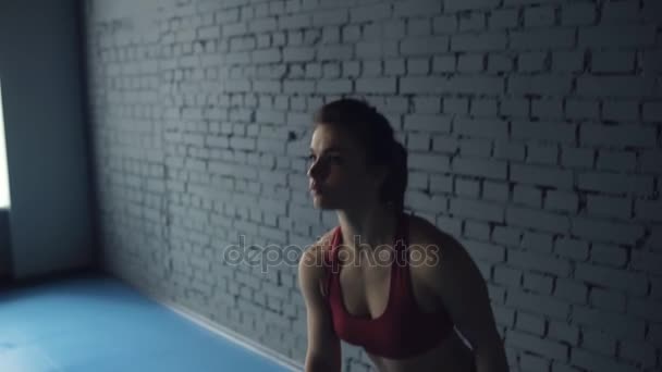 Femeia face exerciții fizice cu greutate în sala de sport — Videoclip de stoc