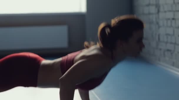 Esporte mulher empurrar ups no ginásio — Vídeo de Stock