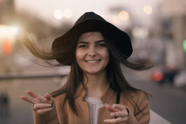 Funky vrouw in hoed glimlachend en plezier, stad achtergrond — Stockfoto