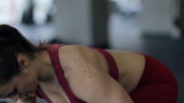 Atlet Asansör halter salonunda, ağır çekim