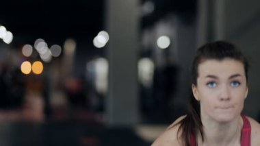 Atlet Asansör halter salonunda, ağır çekim