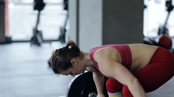 Спортсмен поднимает штангу в спортзале, замедленная съемка — стоковое видео