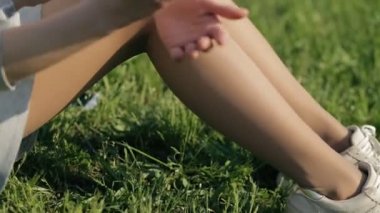 Kadınlar kolu üzerinde sürünerek uğur böceği