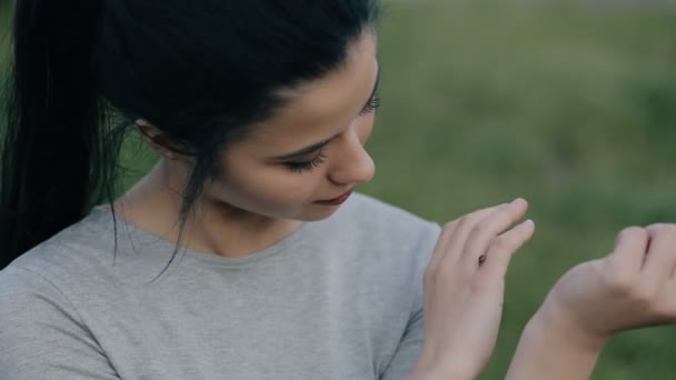 芝生の上のてんとう虫と遊ぶ女性 — ストック動画