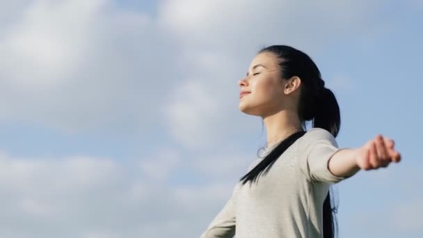 Woman relaxing on a freedom, blue sky background — Stock Video