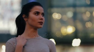 Şık kadın arkadaşı bir gece şehirde bekliyor