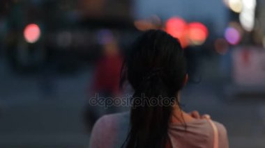 Şık kadın bir gece şehirde - arkadan görünüm