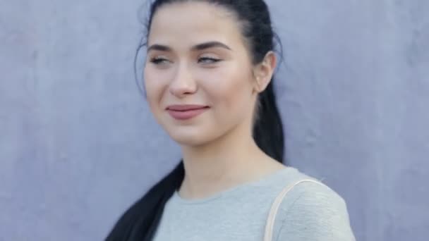 Mujer elegante retrato sonriente en la pared violeta — Vídeos de Stock