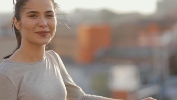 Jovem mulher bonita posando e flertando ao pôr do sol — Vídeo de Stock