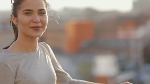 Joven bonita mujer posando y coqueteando al atardecer — Vídeos de Stock