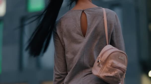 Mulher elegante com saco em uma rua noturna — Vídeo de Stock