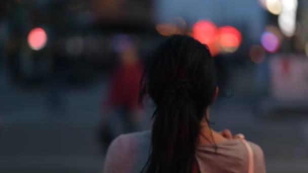 Mujer elegante caminando en una ciudad nocturna - vista trasera — Vídeo de stock