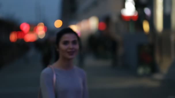 Stilvolle Frau, die in einer nächtlichen Stadt spaziert - Rückansicht — Stockvideo