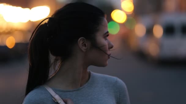 Портрет женщины в ночном городе на дороге — стоковое видео