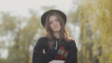 Kendine güvenen genç kadın geçti silah açık, ağır çekim
