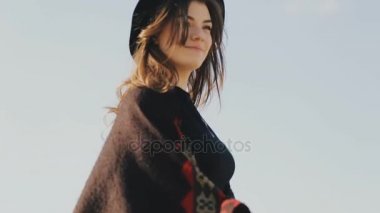 Açık, şapka ağır çekim genç mutlu kız