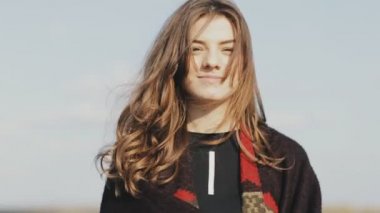 Genç kız ağır çekim saç kapalı, savurma