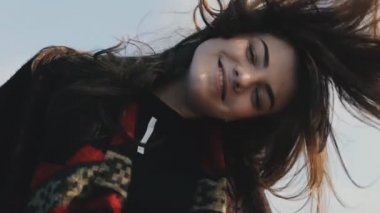 Genç kız ağır çekim saç kapalı, savurma