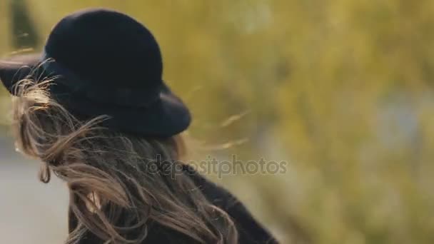 Joven mujer feliz divirtiéndose al aire libre, cámara lenta — Vídeo de stock