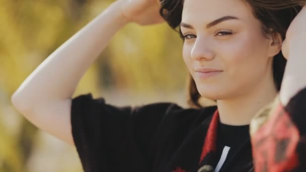 젊은 행복 한 여자 재미 야외, 슬로우 모션 — 비디오