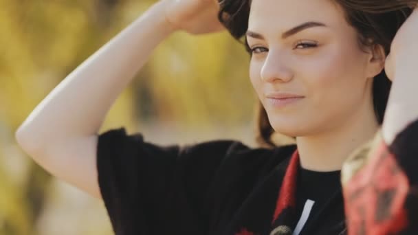 Jovem mulher feliz se divertindo ao ar livre, câmera lenta — Vídeo de Stock