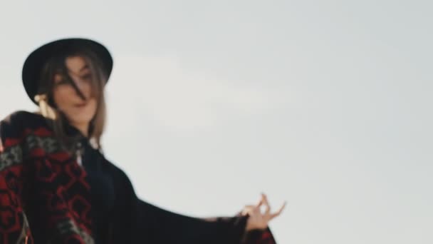 Молода щаслива дівчина в капелюсі розважається на відкритому повітрі, повільний рух — стокове відео