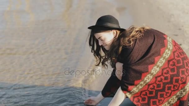 카메라, 슬로우 모션에 젊은 여 자가 뿌리 물 — 비디오